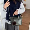 Tendencia Transfronteriza Estilo Coreano Bolso Pequeño Cuadrado de Mano para Mujer Bolso 2026 Otoño Nueva Llegada Color Sólido Bolso de Hombro Simple Bolso Cruzado para Viajes