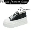 Tênis casuais brancos de couro genuíno com sola plataforma de 7 cm para aumentar a altura, modelo slip-on versátil de uso em duas direções para mulheres baixinhas