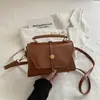 Bolsa carteiro retrô de nicho, couro encerado, pequena bolsa de mão quadrada, fivela de metal simples, bolsa de ombro para o dia a dia, bolsa transversal