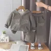 Conjunto de moletom infantil, novo estilo de inverno, versão coreana, conjunto com capuz para bebê, unissex, roupas esportivas infantis, conjunto estiloso de duas peças