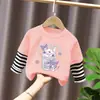 Camiseta de manga larga para niña, nuevo modelo primavera y otoño 2026, body falso de dos piezas para bebé, ropa infantil de algodón puro con rayas de dibujos animados