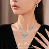 Exquisito conjunto de pendientes y collar de gota de agua con incrustaciones de circonita estilo palacio, cadena para la clavícula de lujo ligero de alta gama, elegante juego de joyería para mujer