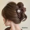 Pinza para el pelo de felpa con lunares de alta gama 2026, Pinza de tiburón moderna y exquisita para mujer, Versátil para el uso diario y el trabajo, Accesorio para el cabello