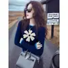 Suéter Floral Azul de Alta Qualidade Guangzhou Shisanxing com Bordas Contrastantes para Mulheres, Muito Estiloso e Bonito, Perfeito para Camadas de Tricô