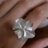 Anillo de flor silvestre con sensación fresca para mujer, temperamento artístico, técnica de dibujo al viento, nicho, apertura inteligente, anillo de flor ajustable
