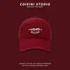 Gorra de Béisbol Retro Americana en Borgoña con Bordado de Letra, Corona Profunda, Visera, Elegante para Mujeres y Hombres