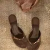 Sandálias chinelo de salto alto com tachas em camurça estilo retrô Chuyuji para mulheres, novos sapatos versáteis de salto alto 2026