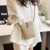 Bolso Cruzado Casual Simple para Mujer, Estilo Coreano Moderno Versátil Bolso Cuadrado Pequeño Tejido de Paja, Moda de Nicho Verano 2026 Bolso para Teléfono