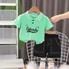 Traje de Verão Masculino de Manga Curta Moda Verão Nova Moda para Crianças Pequenas e Médias Traje de Manga Curta com Letras nas Costas e Gola de Coelho