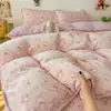 Juego de Colcha de Terciopelo de Leche de Cuatro Piezas Cubre Kang Grueso Estampado Estilo Francés Hepburn con Encaje Juego de Tres Piezas de Funda Nórdica de Felpa Doble Cara
