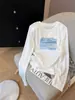 Estilo nuevo 2026, corte regular, algodón con diseño de copo de nieve, cuello redondo, manga larga, camiseta para mujer, moderna y versátil, capa interior blanca, estilo fino de otoño