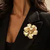 Exquisito temperamento de moda sensación de alta gama pliegues irregulares broche de flor grande para mujer adecuado para ramillete de banquete