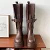 Linda fivela de cinto de couro fina, elegante e confiante, com estilo que aumenta a altura, e botas longas confortáveis de sola grossa para outono e inverno