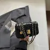 Bolsa pequena quadrada de ombro único com corrente em formato de diamante de luxo leve textura feminina 2026 nova verão versátil nicho moderna bolsa transversal para o dia a dia