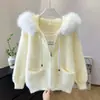 Suéter de punto de manga larga a rayas color block de estilo intelectual para mujer, adecuado para primavera, otoño e invierno, con un diseño retro de botones de cuerno, un corte relajado y se puede usar como cárdigan o prenda exterior.