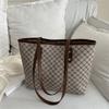 Bolsa de Textura de Luxo Feminina 2025 Nova Tendência Fashionável Retrô Grande Capacidade Versátil para Trabalho Comutador Bolsa de Ombro Tote