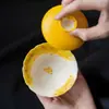 Tazón de té de cerámica amarillo limón con underglaze pintado a mano con flores de osmanthus, un juego de utensilios de té chinos para uso doméstico, que incluye un tazón de té para preparar té, empaquetado como un juego de regalo