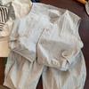 Trajes para Meninos e Meninas Coreanos 2025 Novo Estilo de Verão Conjunto Casual de Shorts com Colete Cinza para Bebês de Tamanho Pequeno e Médio
