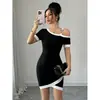 Vestido de malha elástica justo de um ombro só com mangas curtas, bloqueio de cores preto e branco, moda casual elegante, primavera e verão, feminino