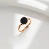 Anel Redondo Minimalista de Casca Preta em Aço Titânio de Luxo Leve para Mulheres, Estilo Nicho de Alto Padrão, Anel Moderno que Não Desbota, Anel de Dedo Versátil