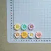 Novos acessórios de pétalas de margarida 3D realistas para clipes de franja de cola de creme DIY, chaveiros, pingentes de bolsa e tamancos