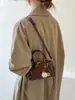 Bolso tipo almohada de alta costura, elegante, con bloques de color, nueva colección otoño 2026, estampado de leopardo, bolso de hombro y cruzado para el día a día, bolso de mano de lujo ligero