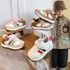Tênis infantis, coleção outono 2026, sapatos de bebê populares com face em couro, sapatos estilosos estilo Forrest Gump para meninas, com sola macia, antiderrapantes para meninos