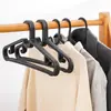 Cabide de roupa doméstico integrado antiderrapante, varal sem marcas, gancho de armazenamento para uso em dormitórios por estudantes