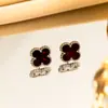 Pendientes de acero inoxidable transfronterizos, pendientes de botón de trébol de cuatro hojas para mujer, pendientes de oro de 18 quilates de lujo ligero y sencillos, pendientes de botón compactos y de nicho de acero de titanio