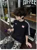 Moda Verão Masculina Personalidade Plissada Patchwork Bordado Camiseta Masculina Adolescentes Solta Listrada Retro Emblema Gola Redonda T
