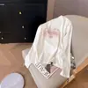 Camiseta feminina branca de algodão puro, modelagem solta, manga longa, novo modelo 2026, estilo fino para primavera e outono, top base de alta qualidade