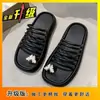 Sandálias Romanas Casuais Femininas de Verão com Fivela de Borboleta, Uma Tira, Chinelos, Novo Estilo Primavera/Verão 2025, Slip-On com Solado Grosso para Aumentar a Altura
