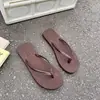 Chinelos femininos de salto médio, modelo novo, antiderrapantes para uso externo, adequados para viagens, uso diário, sandálias de praia de verão para meninas