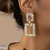 Un par de aretes geométricos cuadrados de pedrería a la moda para mujer, exquisitos para el uso casual diario