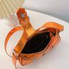 Bolsa feminina transfronteiriça de design de nicho, nova bolsa super quente, garota gostosa, rosto brilhante, couro envernizado, rebite, bolsa de motocicleta, bolsa transversal de axila, tudo combinando