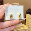 Pendientes de aro lisos curvos estilo indiferente para mujer diseño simple de nicho pendientes con sensación de alta gama pendientes pequeños exquisitos de aro para la oreja