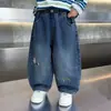 Jeans de Mezclilla de Otoño para Niños 2026 Estilo Nuevo Atractivo de Moda Pantalones Largos para Bebé de 3 Años Pantalones de Hoz Estilo Callejero para Niños Modernos