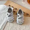 Sapatos de couro infantis fofos para bebês e crianças pequenas, novidade primavera e outono 2026 estilo coreano para meninas, sapatos de princesa versáteis com sola macia e laço