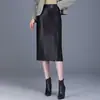 Saia Midi Estilo Chinês com Fivela em Couro PU Feminina Outono Inverno 2026 Nova Cintura Alta Modeladora Justa ao Corpo Saia Lápis com Fenda e Forro de Veludo