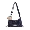 Bolsa casual de tela floral estilo coreano para mujer, popular en otoño e invierno, con un lindo colgante de oso, ligera y versátil para ir al trabajo