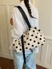 Bolsa de nailon casual de gran capacidad para mujer, nueva moda 2026 bandolera de lunares para el trabajo, bolsa de mano de estilo relajado