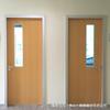 Puerta de aula escolar puerta de institución de capacitación a prueba de humedad a prueba de polillas aleación de aluminio dormitorio puerta de baño fabricantes de comercio exterior personalizados