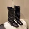 2026 Novas Botas de Cavaleiro Minimalistas de Couro Macio para Panturrilhas Largas em Mulheres Plus Size, Botas de Cano Médio Emagrecedoras, Botas Western Versáteis de Bico Quadrado