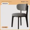 Silla de comedor de madera maciza estilo nórdico italiano, silla de diseñador de lujo ligero para el hogar, silla moderna con respaldo, silla de madera maciza para apartamentos pequeños