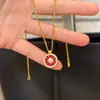 Collar Colgante Flor de Girasol con Ventana de Rosetón Punto Dorado Diamante Color Dorado Colgante Retro de Circonita Roja para Hombres y Mujeres