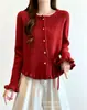 Suéter de punto estilo coreano, suave y femenino, con ribete de volantes, que presenta un botón en forma de corazón y cintura con cordón para un efecto adelgazante, prenda exterior de manga larga adecuada para figuras petite