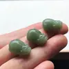 Gato Deitado Pequeno Acessório de Jade Hetian Natural, Material Qinghai Jade Verde e Branco com Furo Gato DIY Enfeite de Jade com Contas
