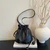 2026 Verano Nuevo Estilo Coreano Texturizada Compras Pequeña Bolso Cruzado Cordón Bolso Cubo Plegado Suave Cuero Bolso de Hombro al por Mayor Bolso de Mujer