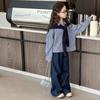 Traje de estilo occidental de estilo coreano para niñas 2025 para niños medianos y grandes, camisa a rayas, pantalones vaqueros rectos de pierna ancha de imitación de dos piezas, conjunto de tres piezas
