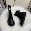 Botas femininas estilo Martin com sola grossa, nova coleção outono/inverno 2026, botinhas estilo britânico, forradas com fleece, corte justo, Chelsea de cano médio